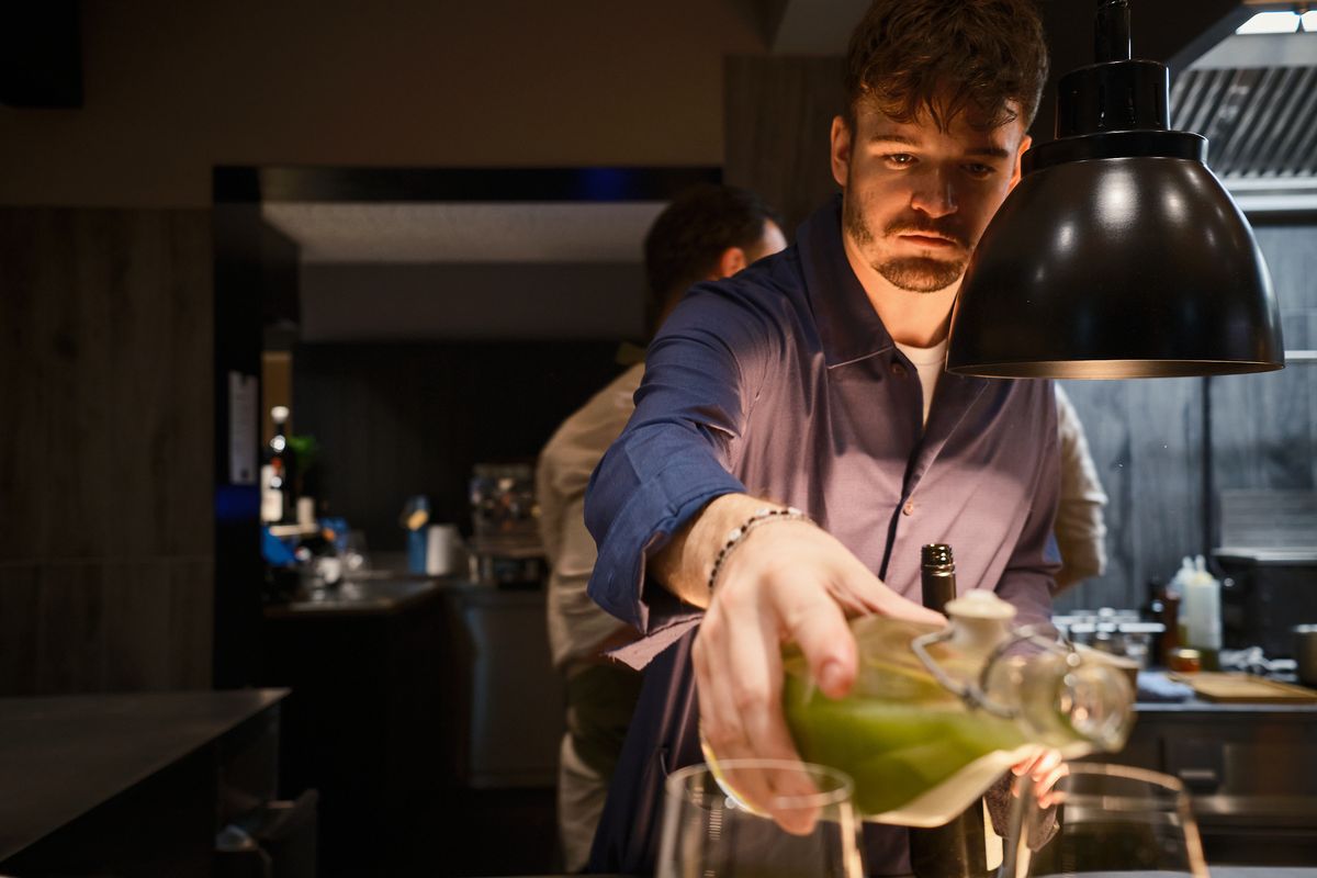 Jakob Schmid schenkt die hausgemachte alkoholfreie Begleitung ein