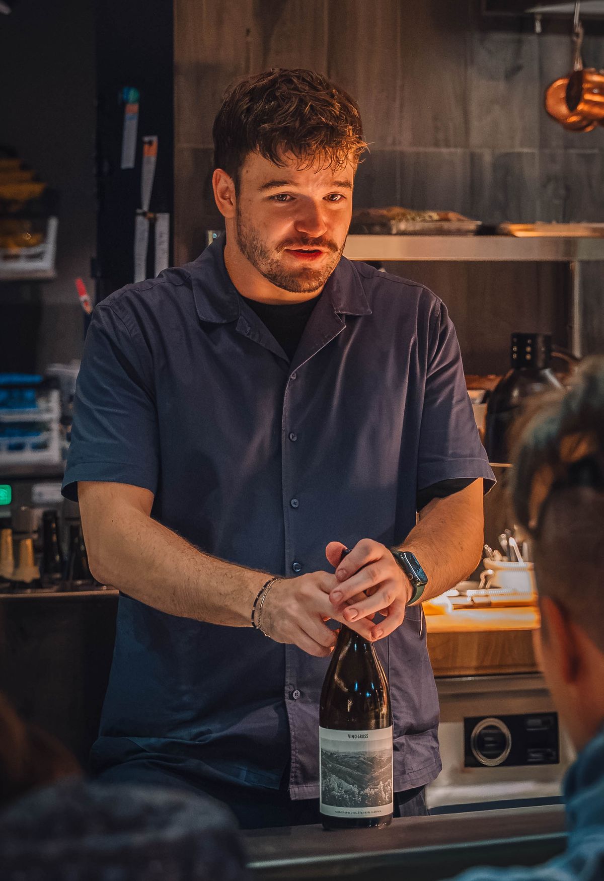 Jakob Schmid stellt am Chef’s Table einen Wein vor
