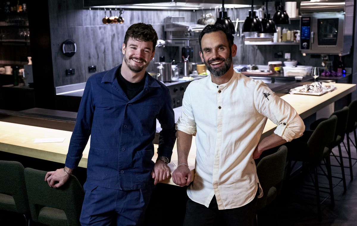Jakob Schmid und Daniel Reifecker an der offenen Küche