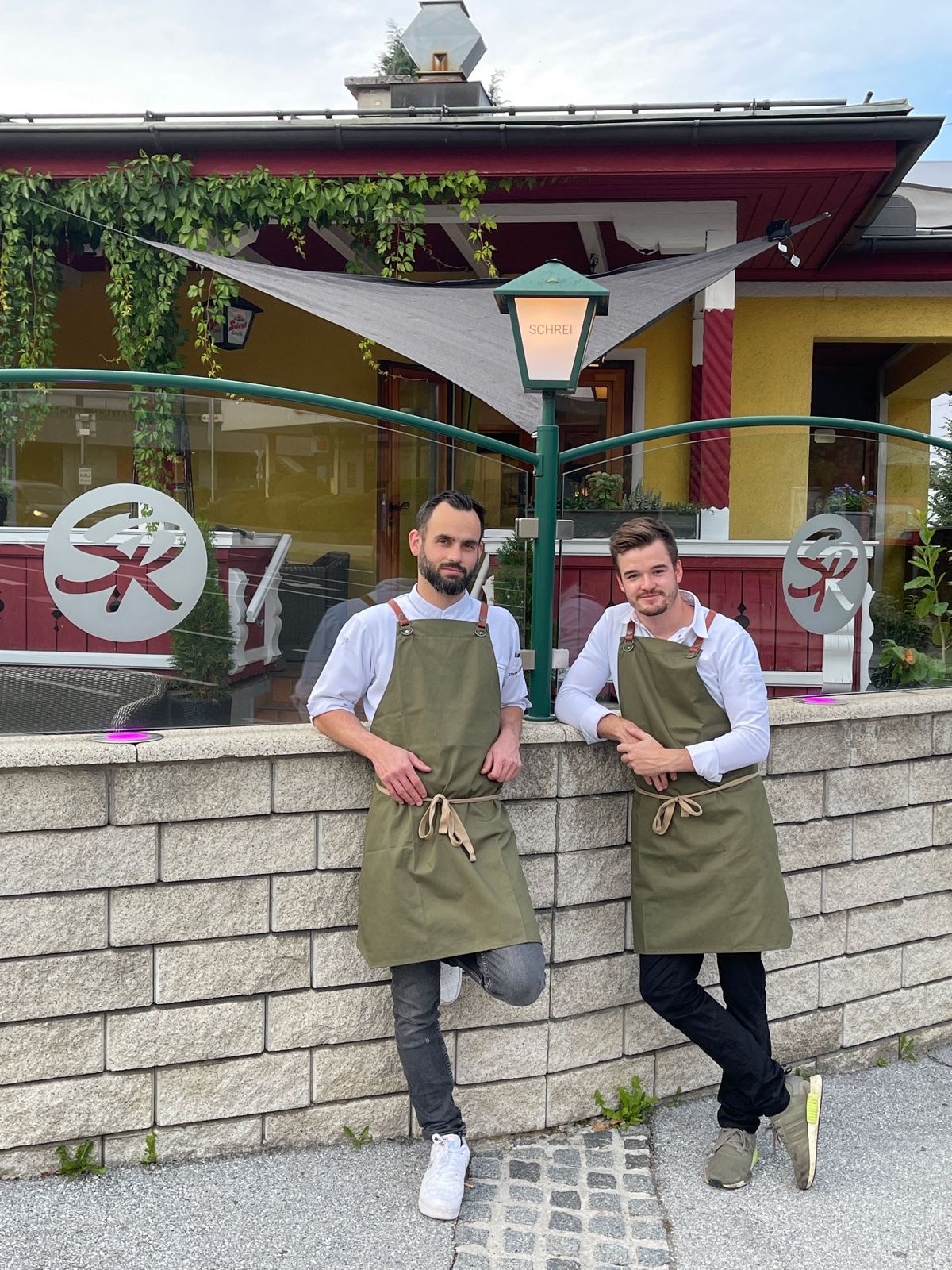 Jakob und Daniel vor dem Pop-up