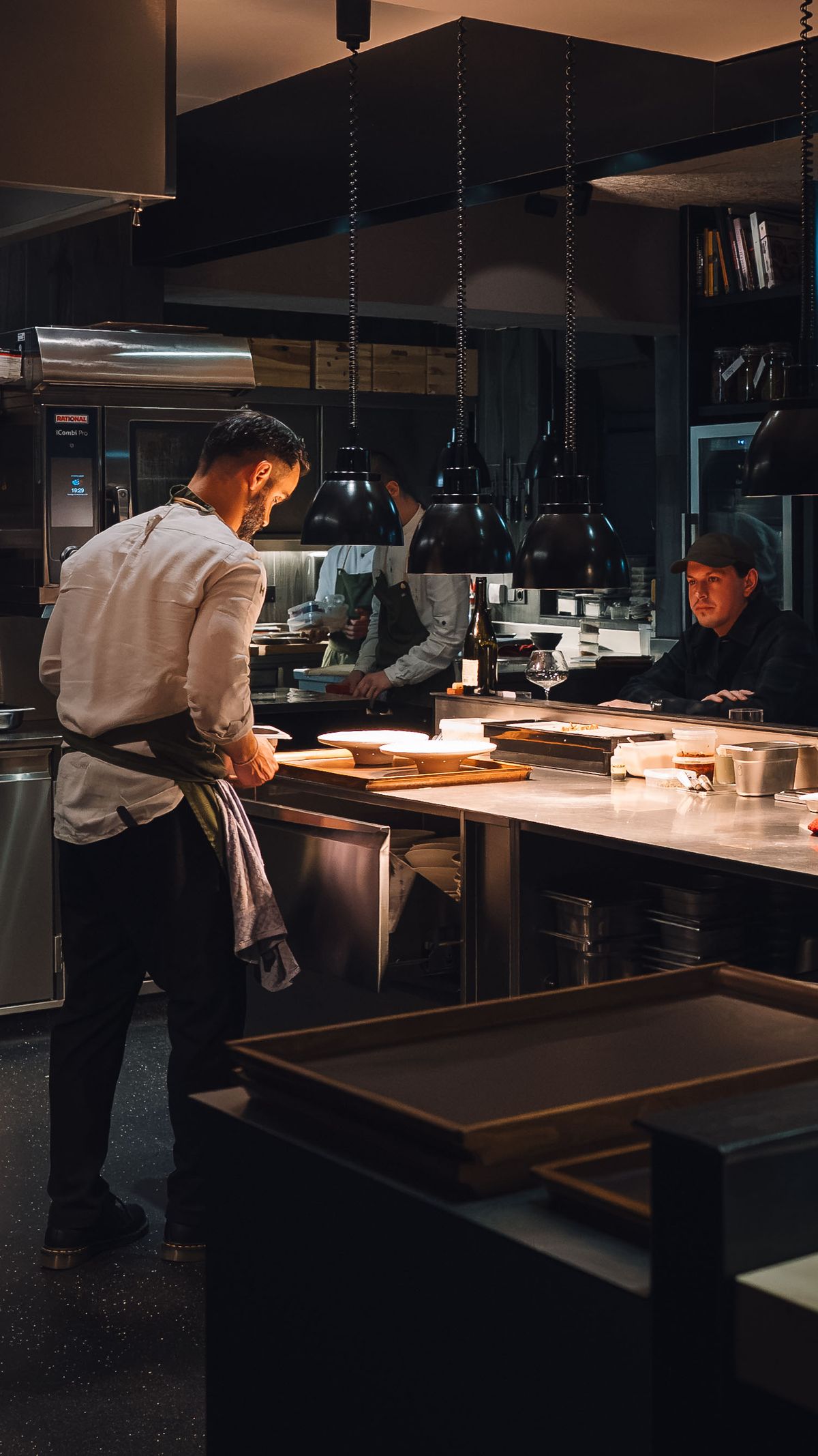 Service am Pass, im Hintergrund der Chef’s Table